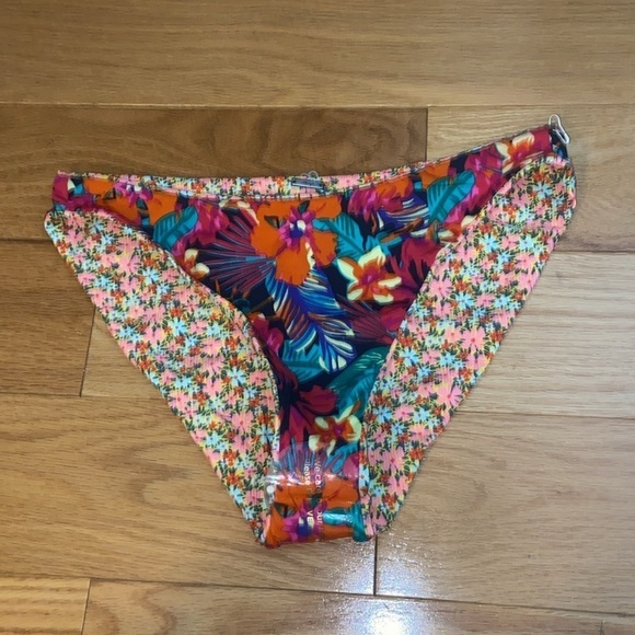NWOT Maaji reversible bikini bottom in size M, liner still in place - Picture 5 of 10